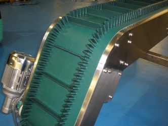 Incline belt conveyor with corrugated side walls