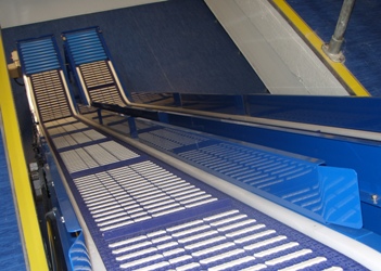 Plastic Belt Conveyor diverting products into two lanes