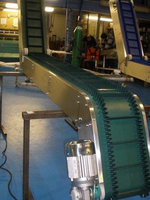 Sloping Conveyor with Flights and Corrugated Side Walls